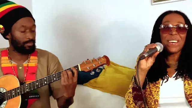 Carroll Thompson - Hopelessly in Love (Acoustic Performance)